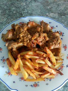 Una foto de Conejo en salsa con patatas fritas
