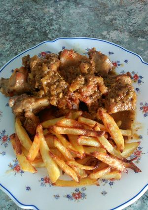 Una foto de Conejo en salsa con patatas fritas