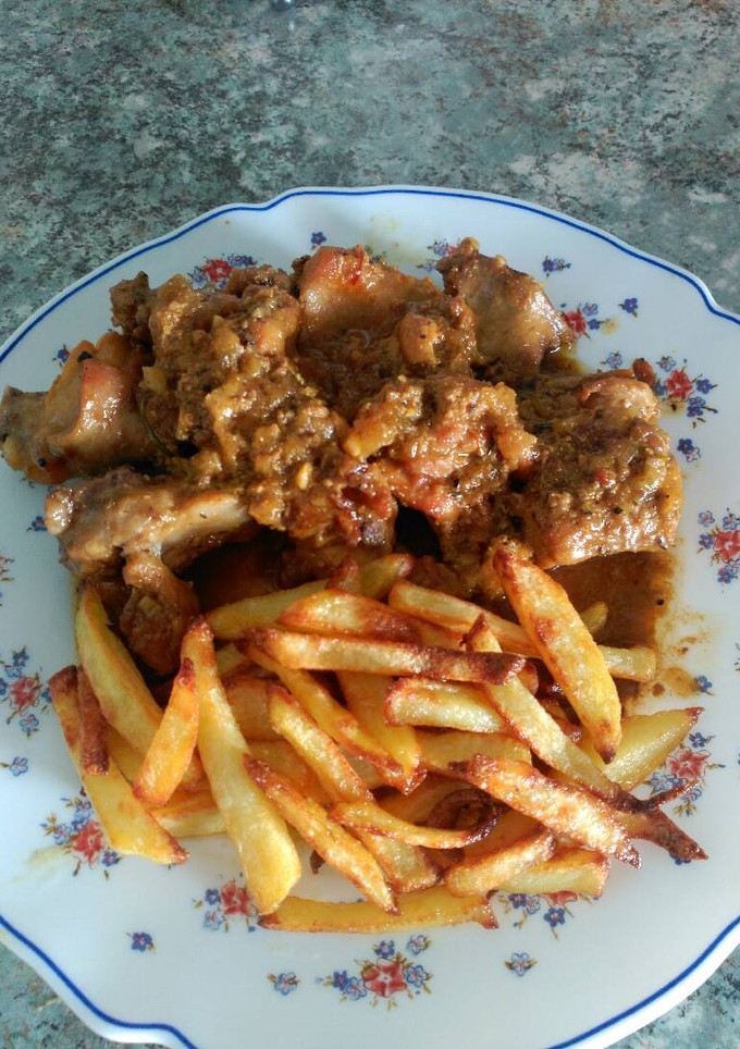 Una foto de Conejo en salsa con patatas fritas