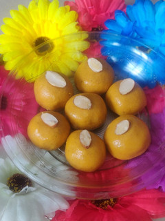 બેસન લાડુ (Besan Ladoo Recipe In Gujarati) રેસીપી મુખ્ય ફોટો