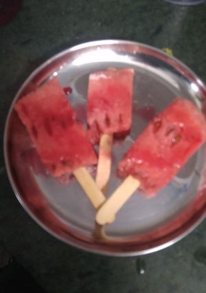 रुवजा आइसक्रीम(roohafza icecream recipe in hindi) रेसिपी मुख्य फोटो