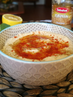 Una foto de Hummus árabe tradicional