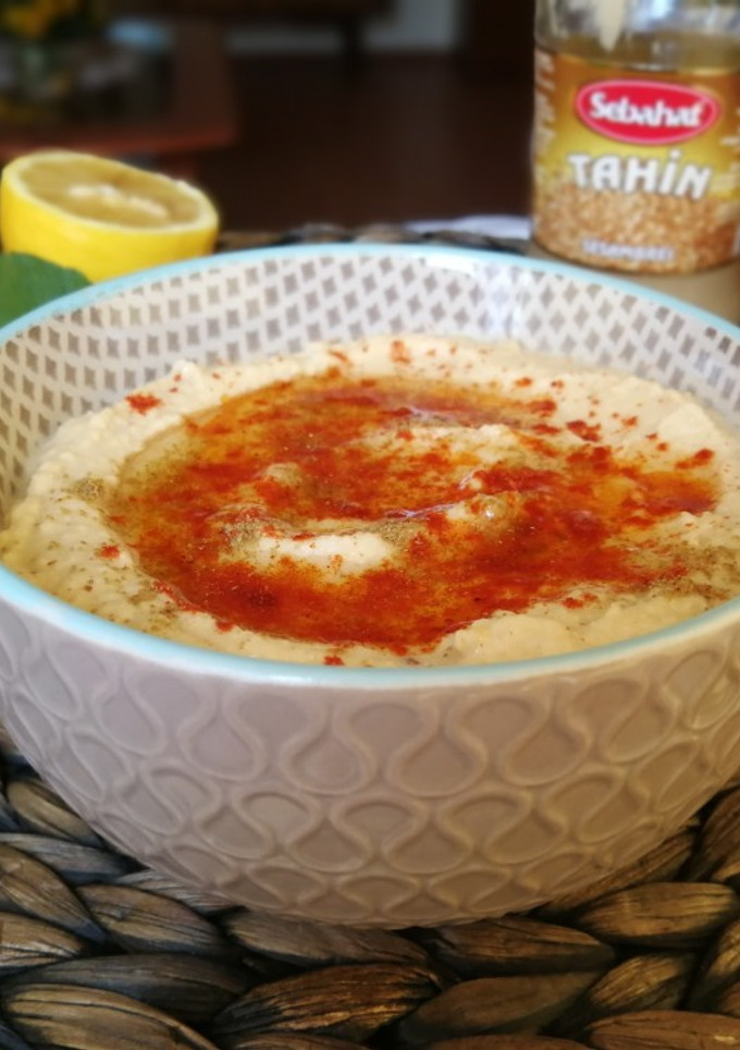 Una foto de Hummus árabe tradicional