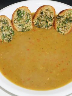 Una foto de Sopa de arvejas verdes partidas vegana