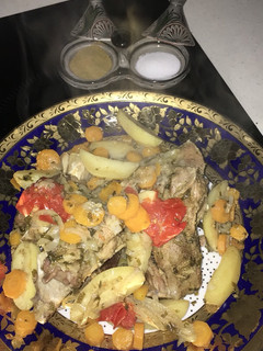 Una foto de Cordero al vapor con patata, tomate, cebolla y zanahoria