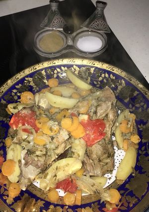 Una foto de Cordero al vapor con patata, tomate, cebolla y zanahoria