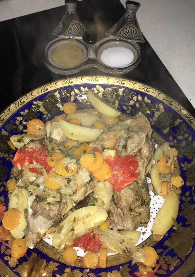 Una foto de Cordero al vapor con patata, tomate, cebolla y zanahoria