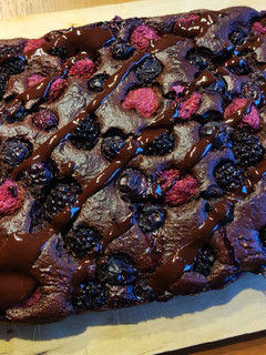 Una foto de Bizcocho de chocolate y frutos rojos (Foscocho)