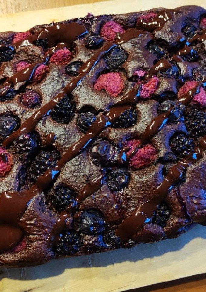 Una foto de Bizcocho de chocolate y frutos rojos (Foscocho)