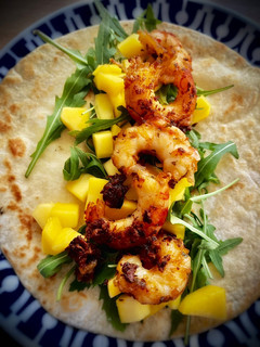 Una foto de Taco de langostinos al ajo confitado con mango