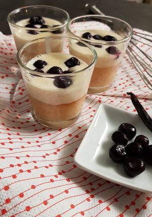 Une photo de Panacotta vanille, caramel et myrtilles