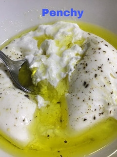 Una foto de Burrata con aceite de trufa blanca salpimentada