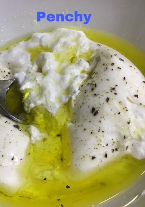 Una foto de Burrata con aceite de trufa blanca salpimentada