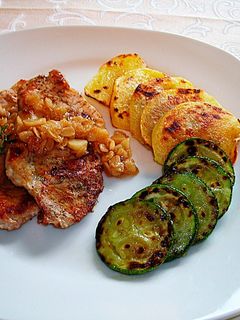 Una foto de Lomo de cerdo con verduras y salsa de avena