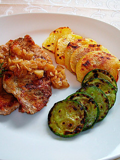 Una foto de Lomo de cerdo con verduras y salsa de avena