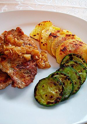 Una foto de Lomo de cerdo con verduras y salsa de avena