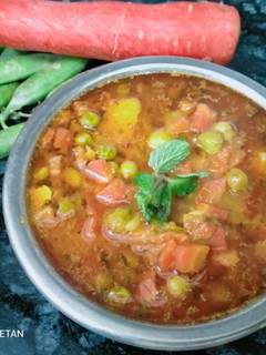 आलू मटर गाजर की सब्जी (aloo matar gajar ki sabzi recipe in Hindi) रेसिपी मुख्य फोटो