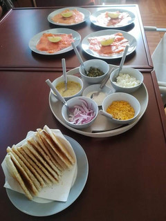 Una foto de Salmón ahumado con tostadas
