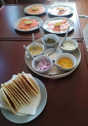 Una foto de Salmón ahumado con tostadas