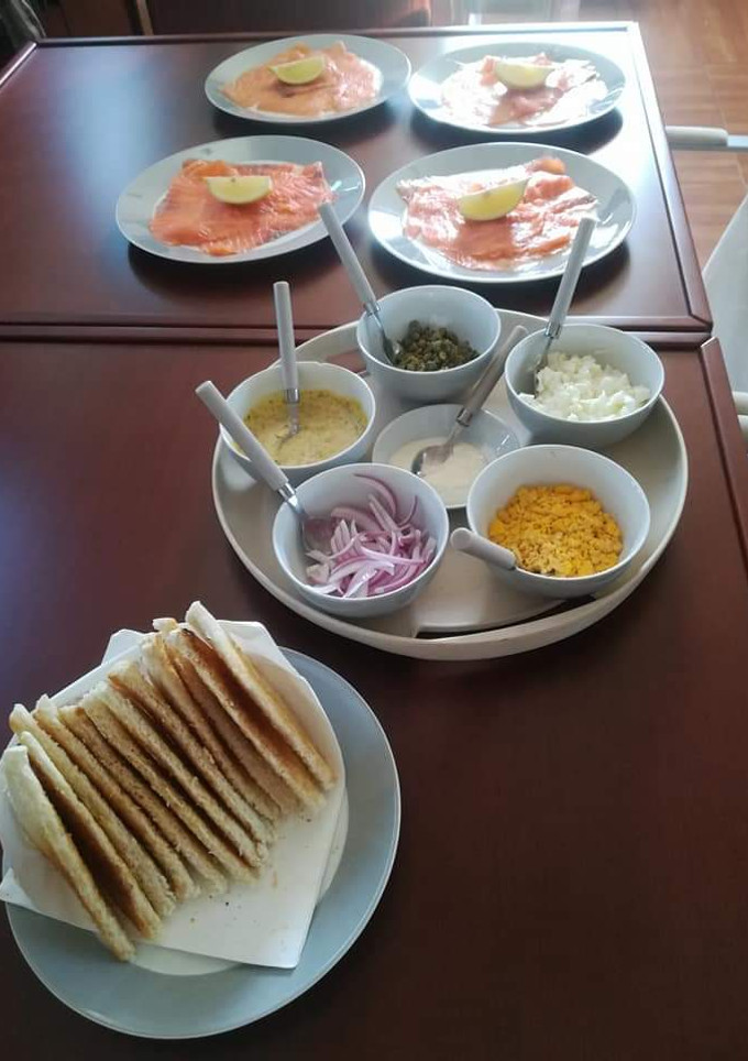 Una foto de Salmón ahumado con tostadas