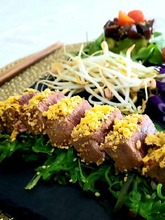 Una foto de Mini tataki con nachos y Mini Tartar de atún rojo