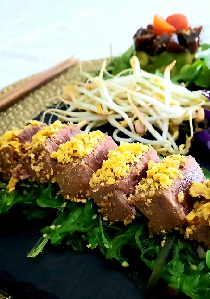 Una foto de Mini tataki con nachos y Mini Tartar de atún rojo