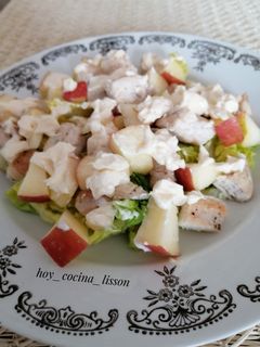 Una foto de Ensalada de pollo con manzana