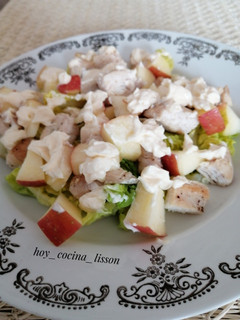 Una foto de Ensalada de pollo con manzana