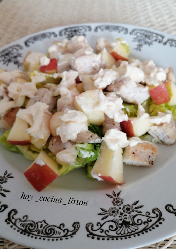 Una foto de Ensalada de pollo con manzana