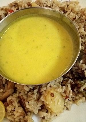 चीकन मसूर पुलाव वीथ अमरुद रायता (Chicken masoor pulav with amrood raita recipe in Hindi) रेसिपी मुख्य फोटो