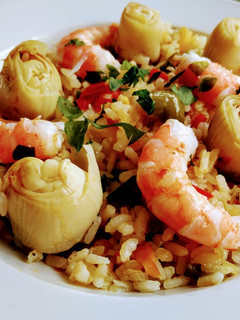 Una foto de Arroz con alcachofas y langostinos