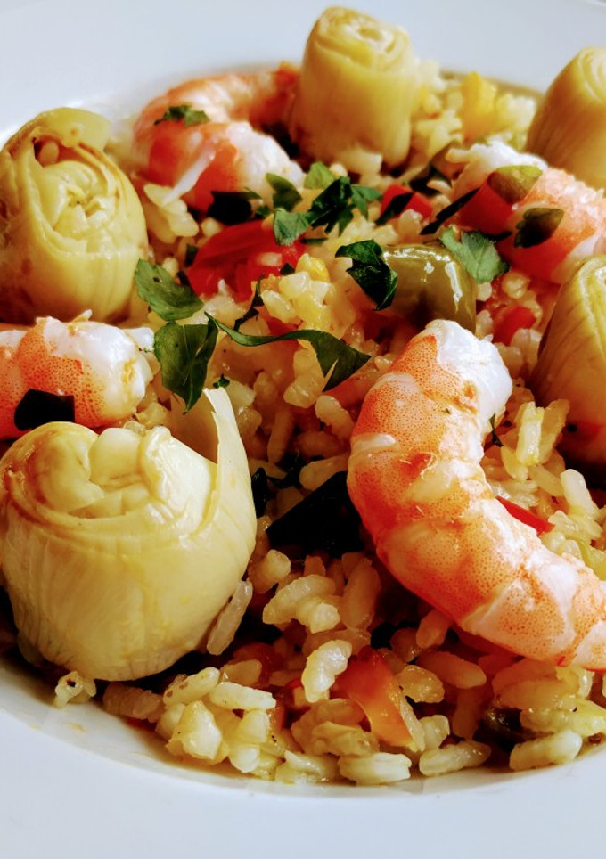 Una foto de Arroz con alcachofas y langostinos
