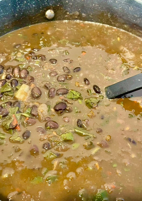 Una foto de Porotos negros con acelgas