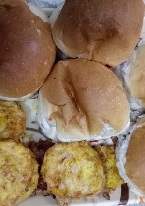 A picture of Aloo tikki bun.