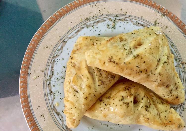 Curry Puff Ayam Kentang (Chicken & potato curry puff pasrty)