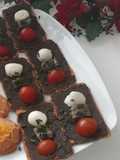 Canapés de olivada de aceituna negra
