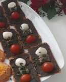 Canapés de olivada de aceituna negra
