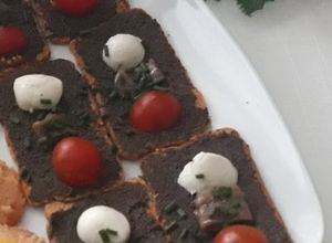 Una foto de Canapés de olivada de aceituna negra