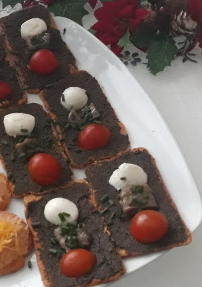 Una foto de Canapés de olivada de aceituna negra