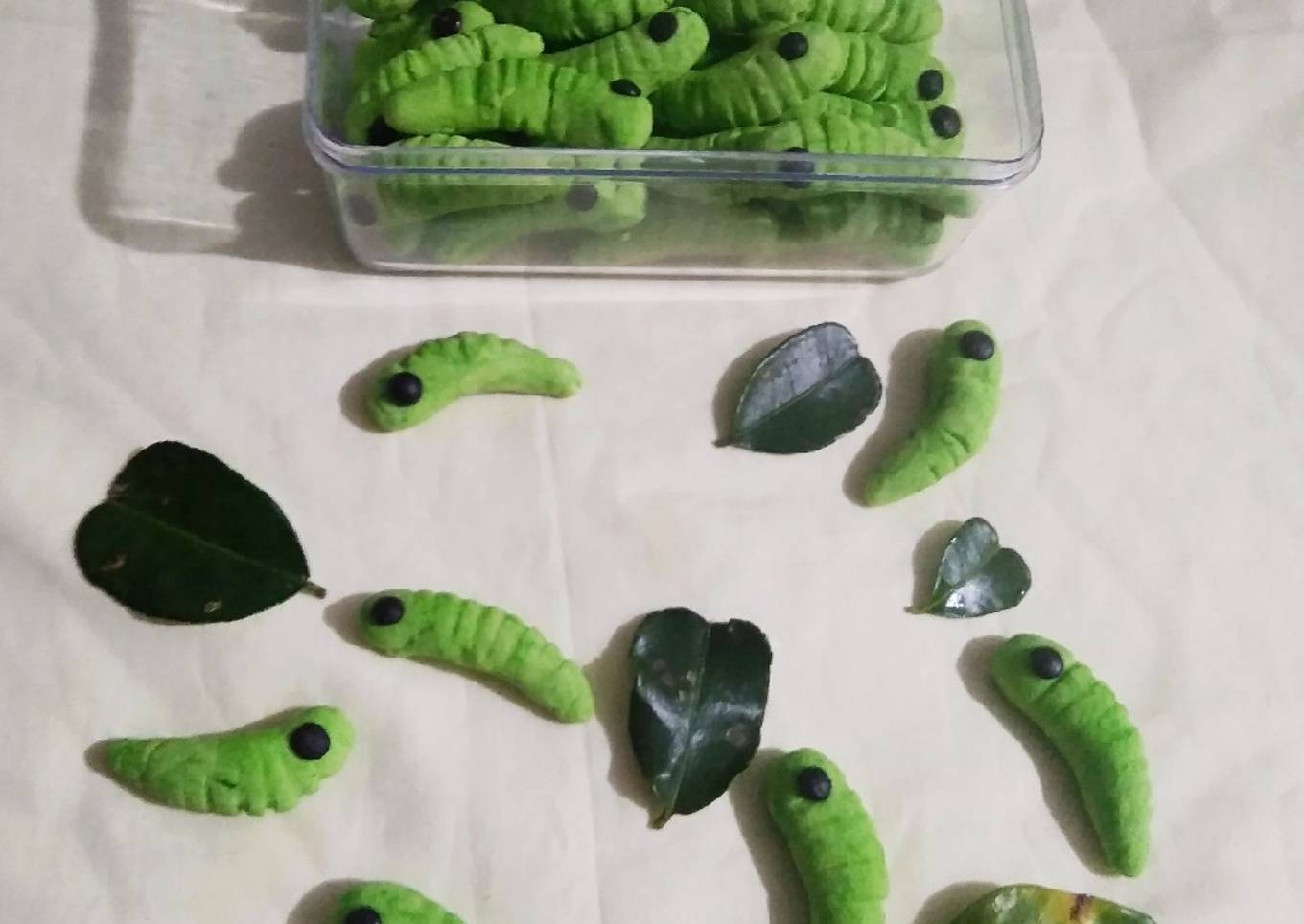 Bagaimana Menyiapkan Kue ulat daun 3 bahan yang Enak