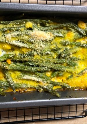 Una foto de Pastelón de plátanos maduros y vainita tipo dominicano