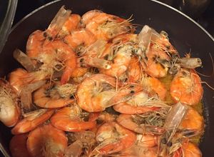 Una foto de Camarones 🦐 Al Mojo De Ajo