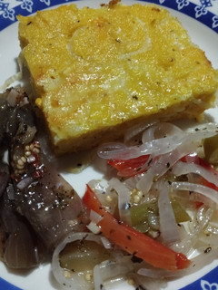 Una foto de Sopa paraguaya con choclo y conserva de vegetales
