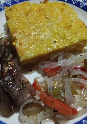 Una foto de Sopa paraguaya con choclo y conserva de vegetales
