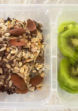 A picture of Granola yoghurt bowl.