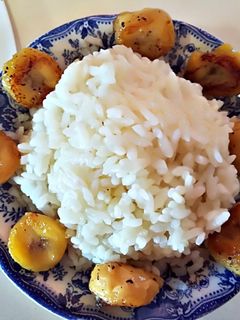 Una foto de Arroz blanco con plátano frito