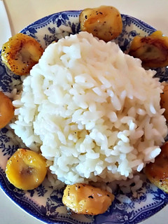 Una foto de Arroz blanco con plátano frito