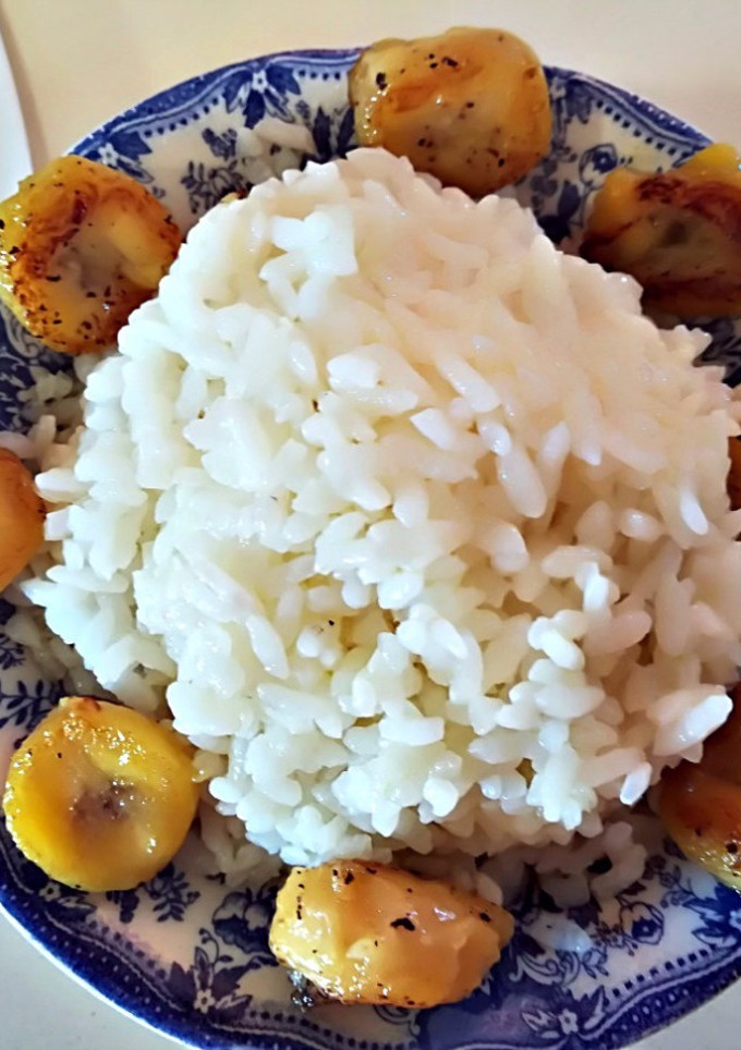 Una foto de Arroz blanco con plátano frito
