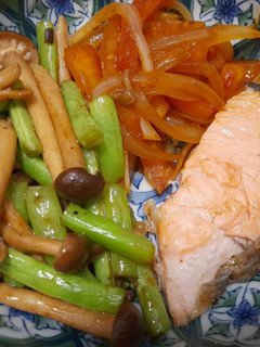 簡易輕食鮭魚鮮蔬(含三道菜) 的食譜成品照片