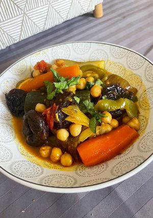 Une photo de Tajine de légumes aux pruneaux